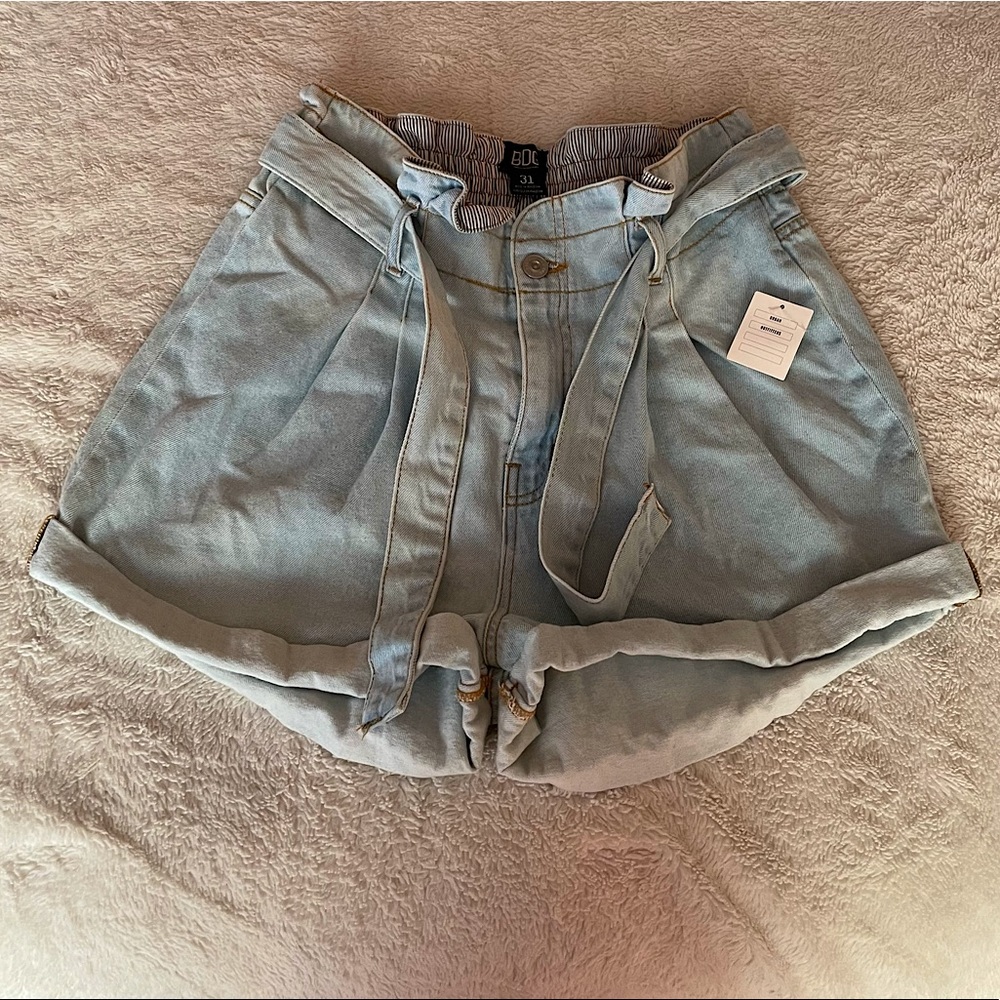 BNWT Urban Outfitters high waisted pleated jean shorts 💛